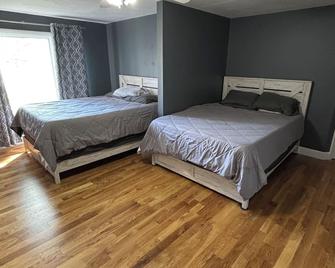 Spacious, Renovated 2-Bedroom Home on the Golf Course! - Ossipee - Habitación