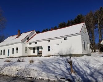 19th-century farmhouse with views, near trails, lakes, skiing and so much more! - West Glover - Edificio