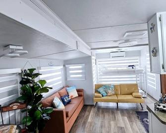 Gallego Deluxe Rental - Key Largo - Living room