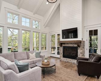 Emerald Cove At Smith Lake: 7br House, Sleeps 18+, Beautiful Channel Views! - Arley - Sala de estar