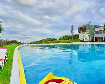 Lumia Hotel & Resort - Wando - Pool