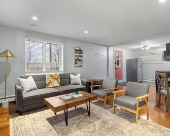 Forest House 1 Bdrm Qv Lake View Parking - St. John's - Living room