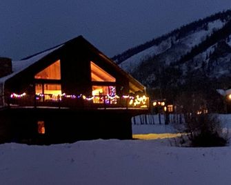 Grandpa's Cabin Welcomes The Whole Crew, Sleeps 12! - Crested Butte - Building