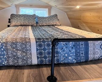Off grid solar powered tiny home. Remotely located yet minutes from town. - Redmond - Bedroom