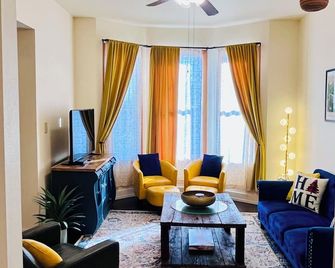 Relaxing Townhouse Downtown Dubuque - Dubuque - Sala de estar