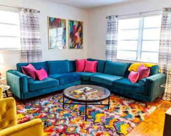 Close To Everything! The Hidden Gem Dothan - Dothan - Living room