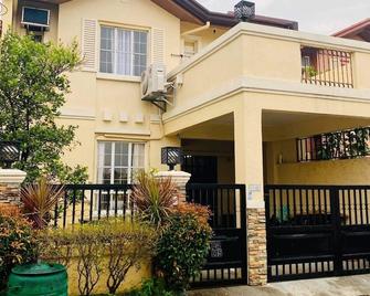 Newly Renovated - 4br Ac, Wifi - Near Alabang - Bacoor - Edificio
