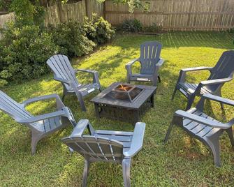 Comfy 5Bed Gem! Fenced Back Yard, Game Room, Free Parking, Snacks, Pet Okay! - Marietta - Veranda