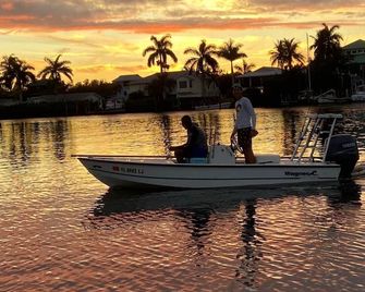 Fisherman & Kayaker's Delight! 3 BR, 2 BA Waterfront Home with Dock - Bokeelia - Pool