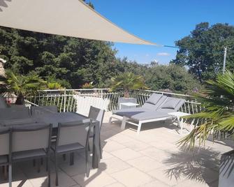 Provencal villa, swimming pool, peace and nature - Saint-Alexandre - Balcón