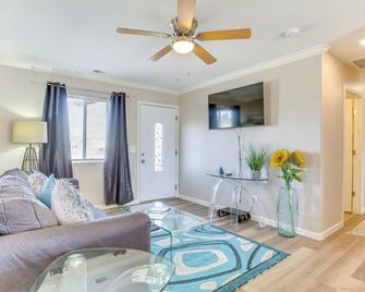 4 Mi to Arcosanti: Dark Sky Retreat in Mayer! - Mayer - Living room