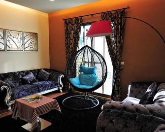 White Palace B&B - Ji'an Township - Living room