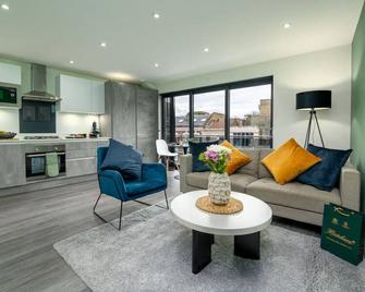 Elegant 1BR Flat in Whitechapel, London - London - Living room