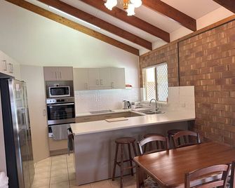 Entire house, walking distance to beach in a quiet spot in Tin Can Bay - Tin Can Bay - Cocina