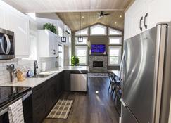 Luxury Loft Cottage In Manitou Beach - Watrous - Kitchen