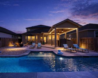 Heated Pool-Theater-Outdoor Kitchen-2500 sq ft Of Fun!-New Listing! Upscale Area - Selma - Piscina