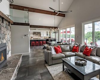 SW Exposure at this 4 bdrm, 3 bath cottage with stunning views of Lake Muskoka! - Gravenhurst - Living room