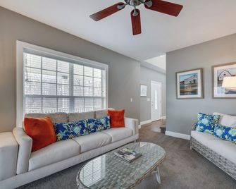 Spacious Mooresville Home w/ Lake Norman View! - Mooresville - Living room