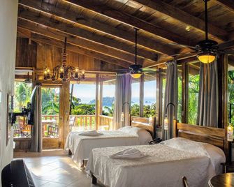 Casa Verdeville Spacious 4-bedroom building WiFi, AC near Manuel Antonio Park - Quepos - Schlafzimmer