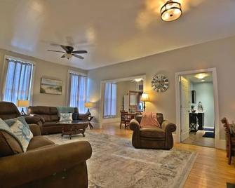 Loft by the Lake - Howard - Sala de estar