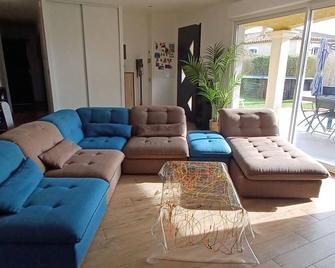Maison à 2 Minutes des Plages. Piscine/terrain de Pétanque/vélos à Disposition - Marignane - Living room
