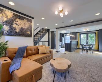 Modern 1-BR Apt by Train Station - Lancaster - Living room