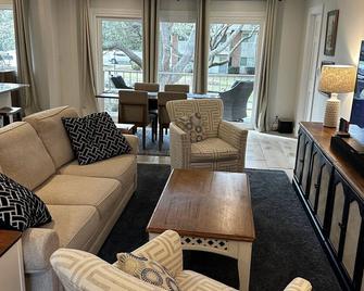 Beautiful Island Condo, excellent beach/village/golf location, FLETC Friendly - Brunswick - Living room