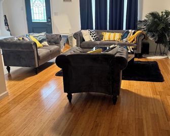 Bright & Comfortable Home in the Heart of It All - Central Islip