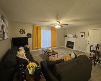 Lovely 2-bedroom Madison Condo - Madison - Living room