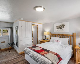 Cozy single queen Badger Room at The Bucking Moose, just 1 minute from Yellowstone! - West Yellowstone
