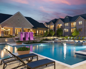 Ave Las Colinas - Irving - Pool