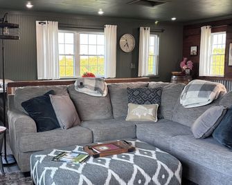 Welcome to The Barn at Windy Ridge. Meadows’ newest and most unique property. - Meadows of Dan - Sala de estar