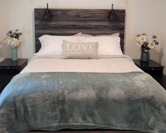 Charming 2-bdrm bungalow in lovely Bonners Ferry with WiFi, A/C, full kit & bath - Bonners Ferry - Slaapkamer