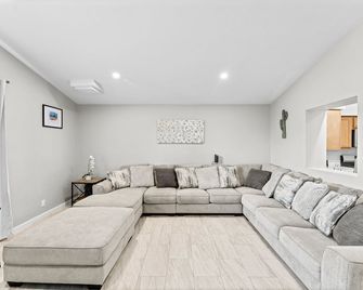 Spacious & Private Sierra Vista Retreat with Pool! - Sierra Vista - Living room