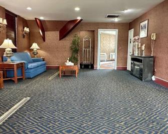 Riverview Inn & Suites - Somerset - Living room