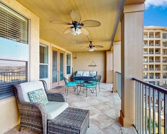 Dog-friendly & spacious condo with lake views, large balcony, & Pool - Horseshoe Bay