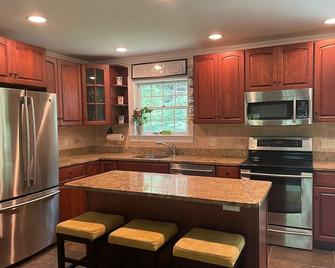 Charming East Hampton home near town, beach, bay - East Hampton - Kitchen