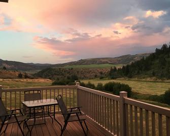 Angileen's Place at Canyon Creek - A Cabin Getaway Touched by Nature! - Lava Hot Springs - Balcony
