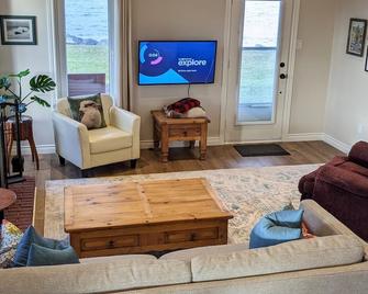 Ocean Front Cranberry Cottage. Close-Nfld Ferry, Cabot Trail, Baddeck, Louisburg - Sydney Mines - Living room