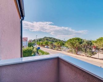 Beautiful new apartment Blaz - مالي لوسينج - شرفة