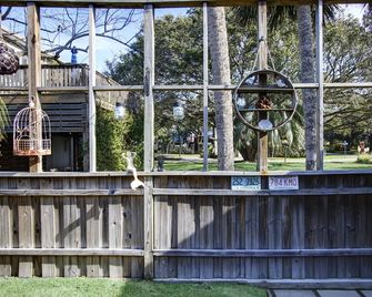 So cute and close to the beach - Folly Beach - Balcony