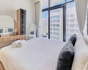 bnbmehomes - Azizi Riviera 45 - Dubai - Bedroom