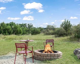 Casa del Sol | 1/1 Hill Country Cabin, Hot Tub, Full Kitchen, Pet Friendly w/ fee - Llano - Patio
