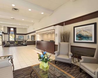 Travelodge by Wyndham Edmonton South - Edmonton - Lobby