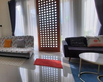 Villa D'roku - Malang - Living room