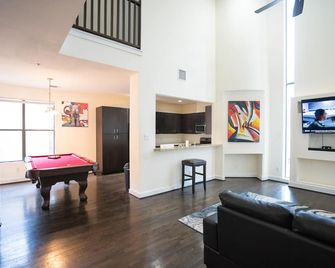 Luxury Modern 4-Story Gem Downtown With Free parking And Wifi - Houston - Sala de estar