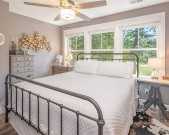 Charming Carriage house Near Old Town Bluffton! - Bluffton - Bedroom