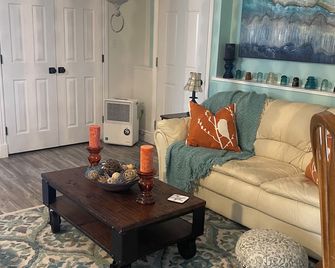 4 Bedroom Lower Deck Apt sleeps 8 close to Brudenell/Dundarave Golf - Cardigan - Sala de estar