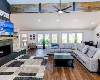 Peaceful Retreat near Texas Tech with Epic Game room! - Lubbock - Living room