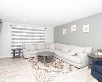 Entire home, strategic location, everything within reach. Off i94 & Southfield. - Dearborn - Living room